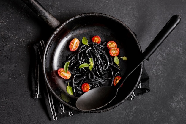 Garnalen zwarte pasta met lepel bovenaanzicht