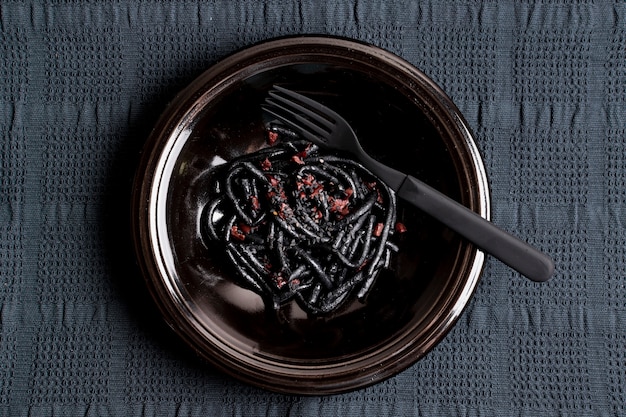 Garnalen zwarte pasta met vork bovenaanzicht