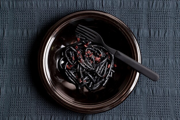 Garnalen zwarte pasta met vork bovenaanzicht