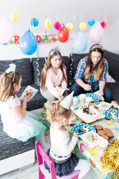 Gasten die op verjaardagsfeestje eten