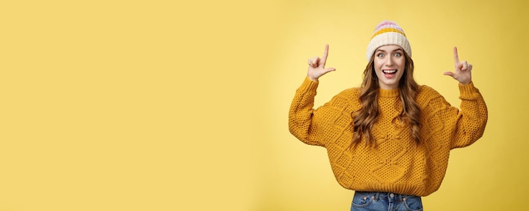 Gratis Foto geamuseerd opgewonden knap verrast kaukasisch jong meisje krullend haar stijlvolle trui hoed ogen wijd open