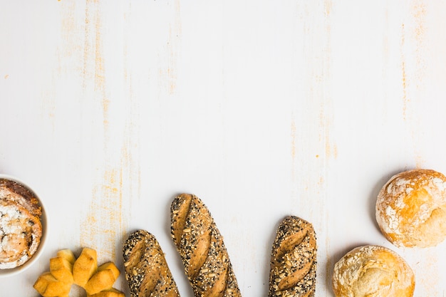 Geassorteerd gebakje op wit tafelblad