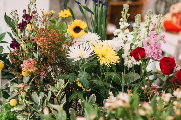 Geassorteerde bloemen in de winkel