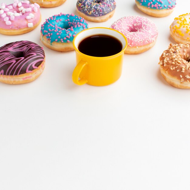 Geassorteerde donuts en koffie kopie ruimte