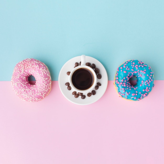 Geassorteerde donuts en koffie plat lag