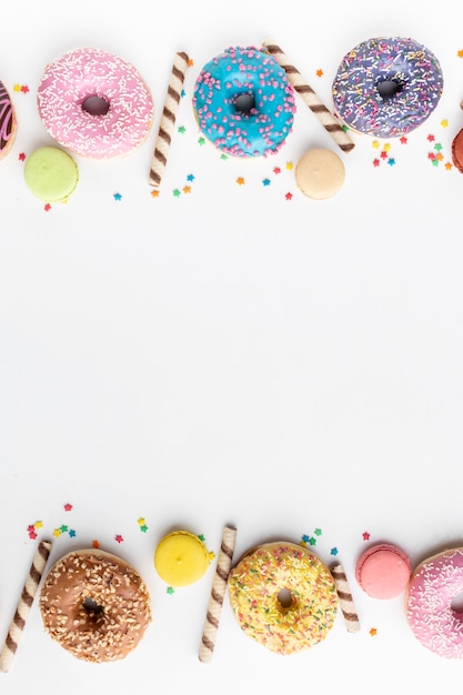 Geassorteerde donuts met snoepjes kopiëren ruimte