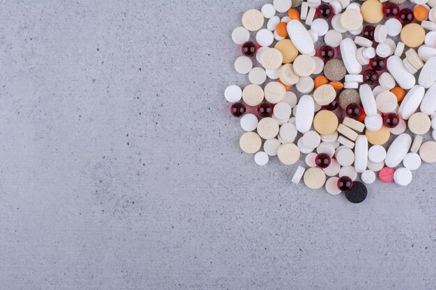 Geassorteerde farmaceutische geneeskundepillen, tabletten en capsules. Hoge kwaliteit foto