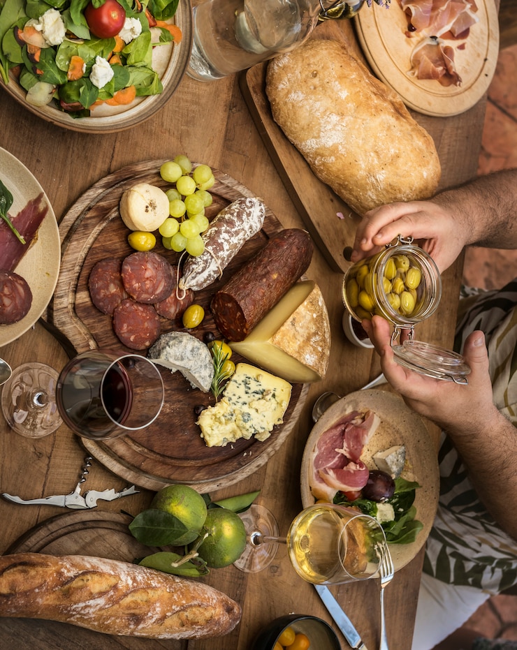 Gratis Foto geassorteerde fijne vleeswaren en het idee van het de fotografie recept van het kaasschotelvoedsel
