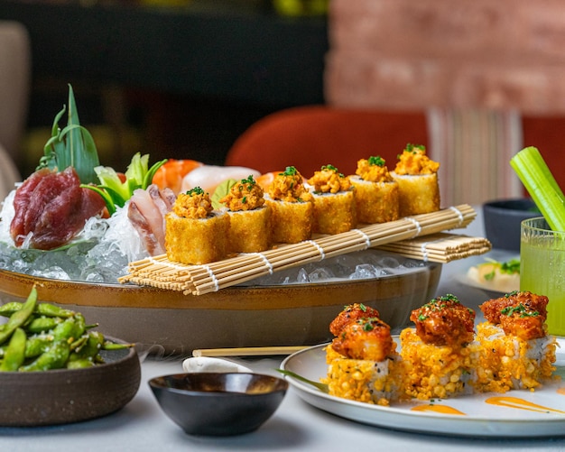 Geassorteerde japanse sushi en sashimi op een tafel
