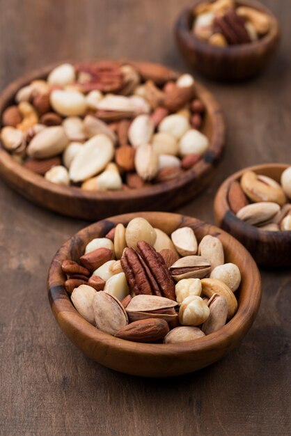 Geassorteerde kommen met heerlijke noten snacken hoge mening