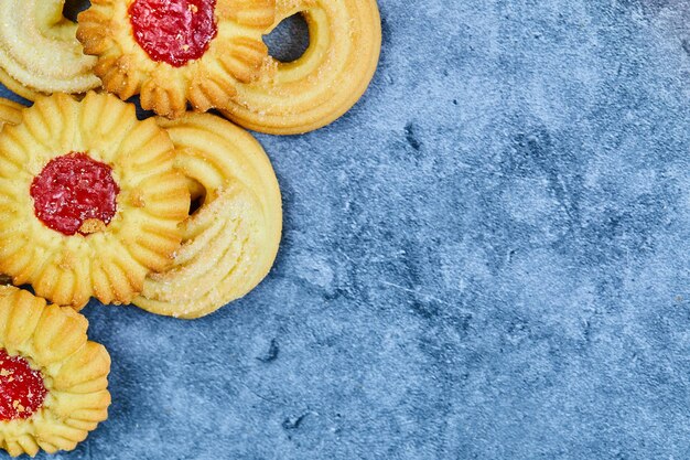 Geassorteerde zelfgemaakte koekjes op een blauwe achtergrond. Hoge kwaliteit foto