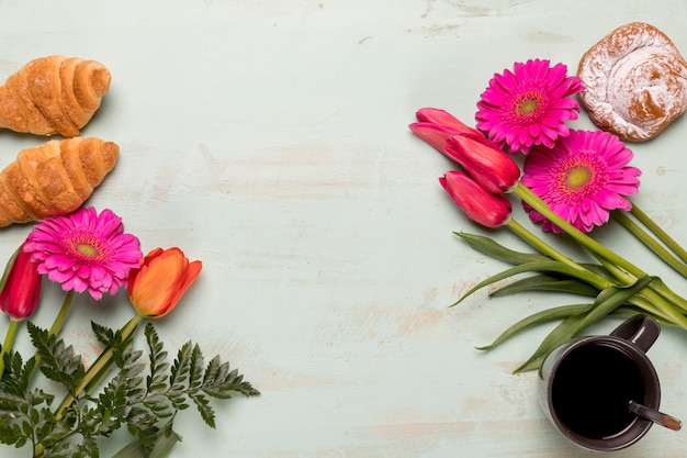 Gebak en koffie met bloemen