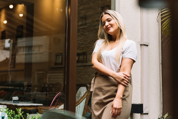 Gratis foto gebak winkel serveerster poseren