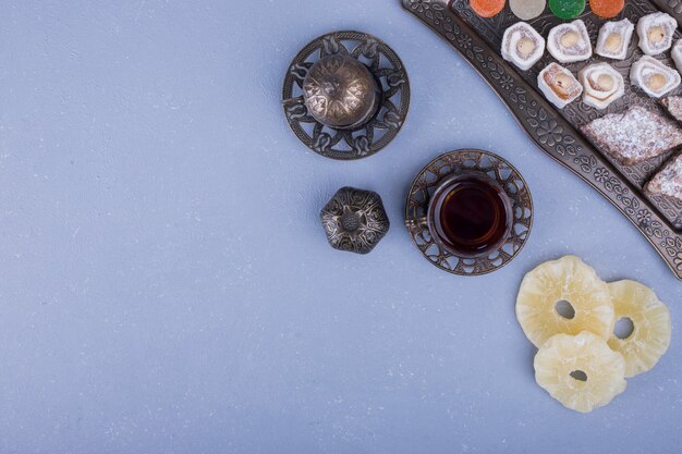 Gebakbord met droog fruit en een glas thee