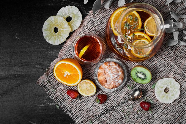 Gebakbroodje met limonade op zwart.