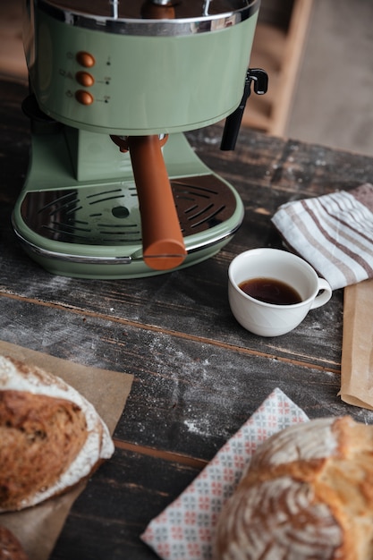 Gratis foto gebakjes croissants op tafel in de buurt van kopje koffie.