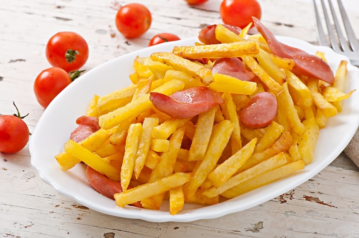 Gratis Foto gebakken aardappelen met worst op een bord
