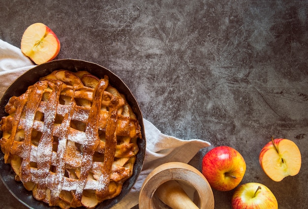 Gebakken appeltaart op houten lijst met fruit