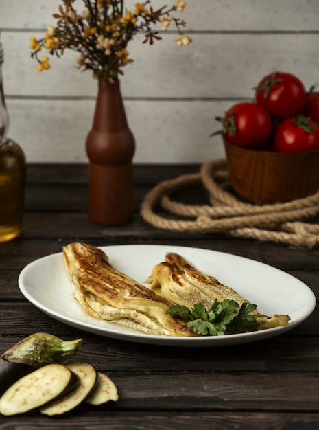 Gratis foto gebakken aubergine op tafel