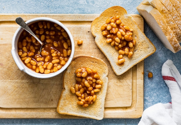 Gratis foto gebakken bonen op toast gemakkelijk ontbijt food fotografie