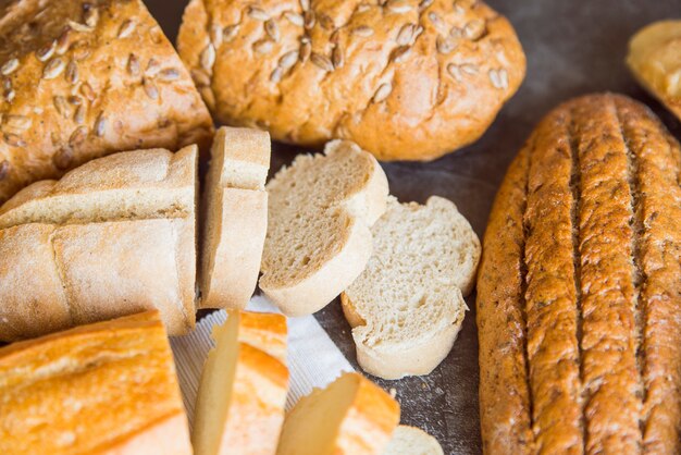 Gebakken brood assortiment bovenaanzicht