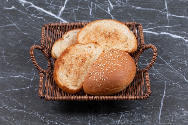 Gebakken brood en broodje in de rieten mand.