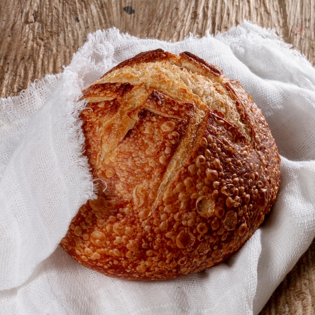 Gebakken brood gewikkeld in een doek