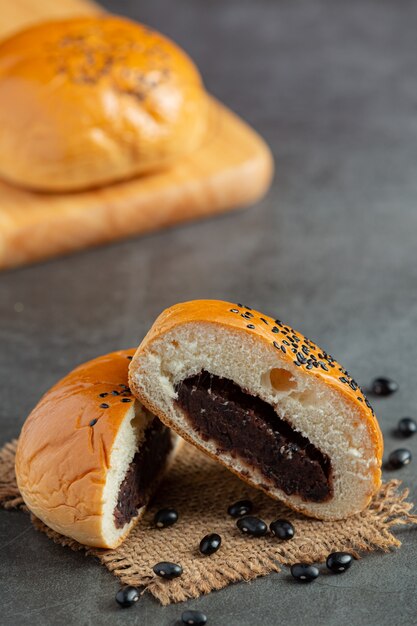 gebakken broodjes met zwarte bonenpasta op een donkere vloer
