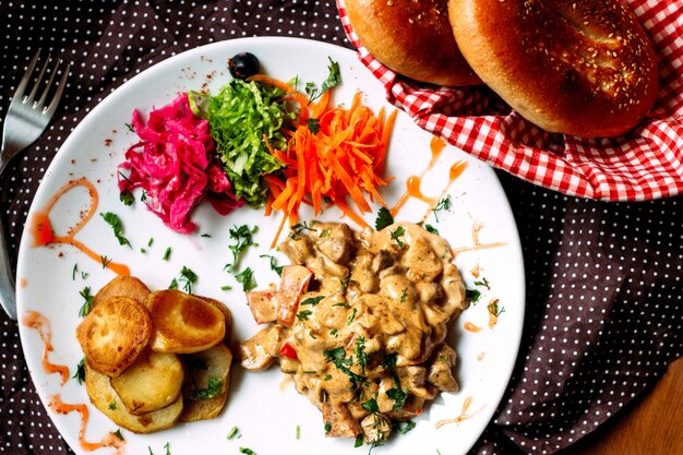 Gebakken champignons in saus met gebakken aardappelen