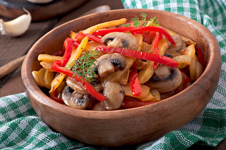 Gratis Foto gebakken champignons met pompoen en paprika