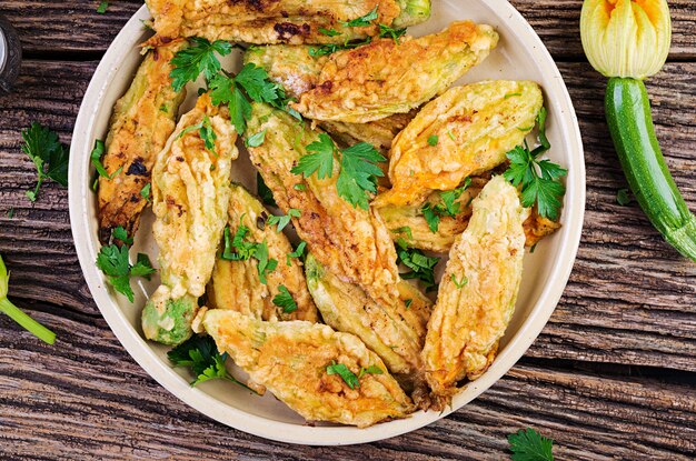 Gebakken courgettebloemen gevuld met ricotta en groene kruiden