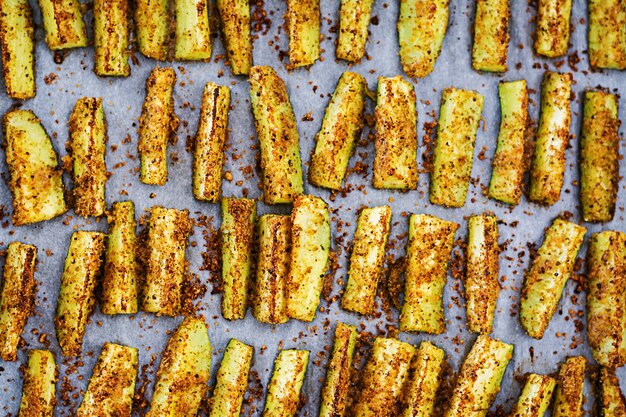 Gebakken courgettestokken met kaas en broodcrumbs