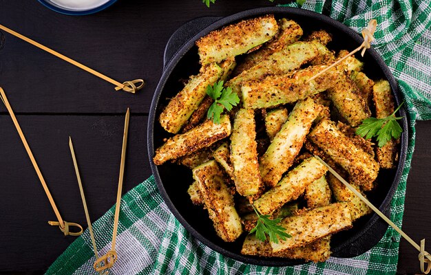 Gebakken courgettestokken met kaas en broodcrumbs