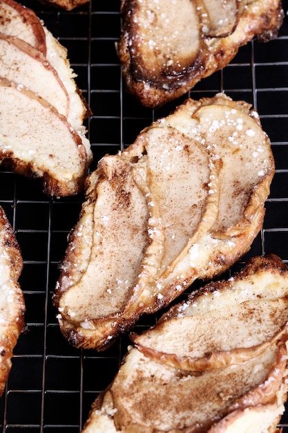 Gebakken croissants met peren