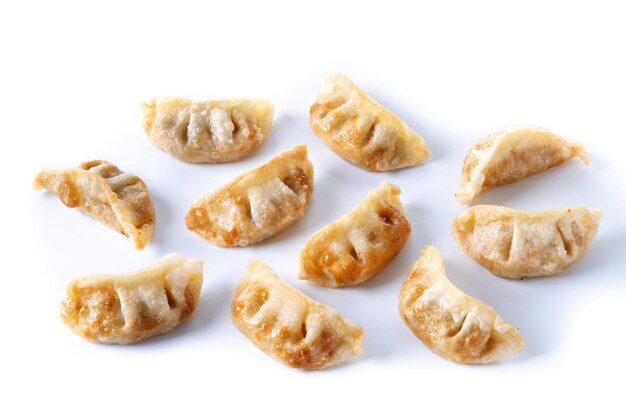 Gebakken dumplings gyoza geïsoleerd op witte achtergrond