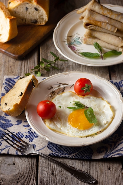 Gratis foto gebakken ei met tomaten en brood