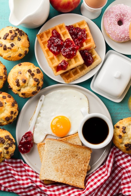 Gebakken eieren, koffie en wafels
