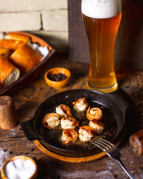 Gratis foto gebakken garnalen geserveerd met glas bier