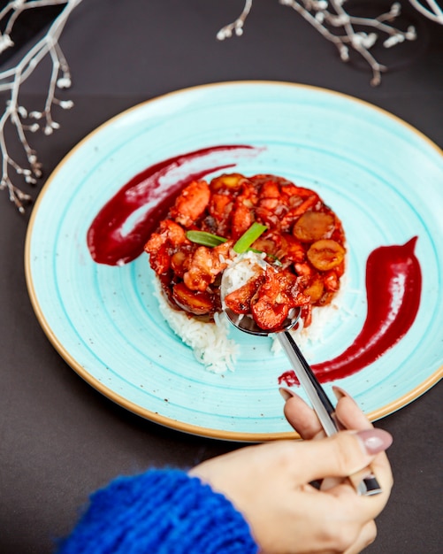 Gratis foto gebakken garnalen in ketchup met rijst