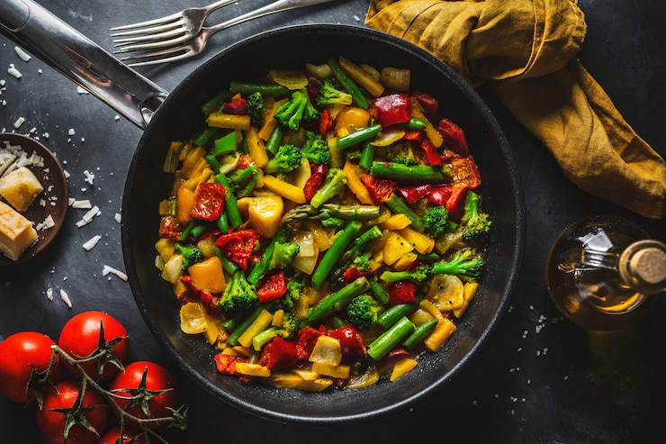 Gratis Foto gebakken groenten met saus op de pan