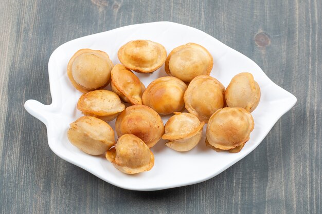 Gebakken heerlijke dumplings in een witte plaat