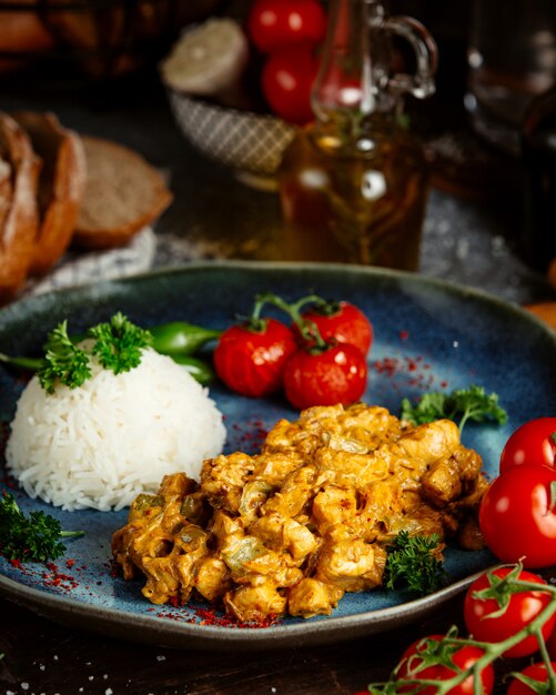 Gebakken kip in saus met rijst