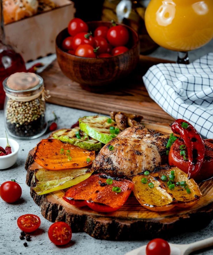 Gratis Foto gebakken kipfilet met groenten