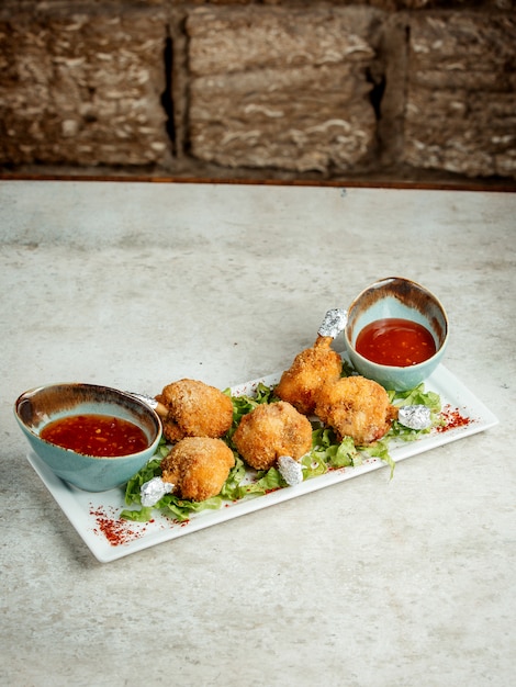 Gebakken kipnuggets en zoete chili