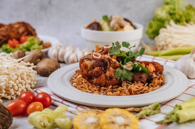 Gebakken kippenbout met tomaat, chili, gebakken ui, sla, maïs en naaldchampignon.