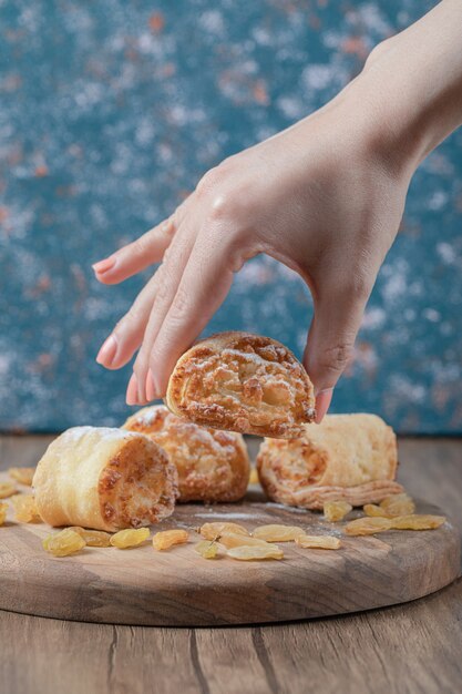 Gebakken koekjes met gele rozijnen en suikerpoeder op de top.