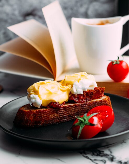 Gebakken sneetje brood met saus erop