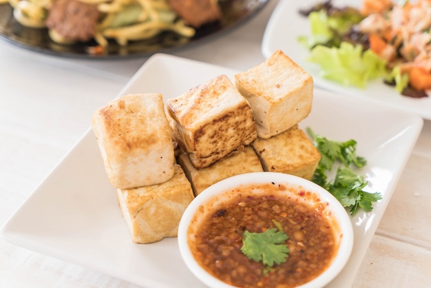 Gratis foto gebakken tofu - gezond eten