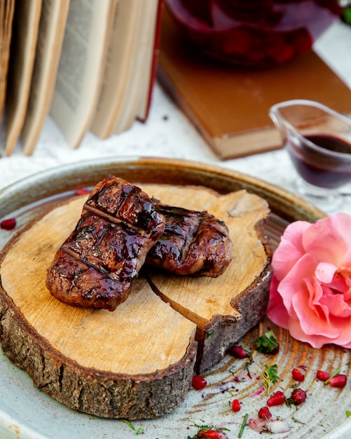 Gebakken vlees met knapperige korst op een houten hennep