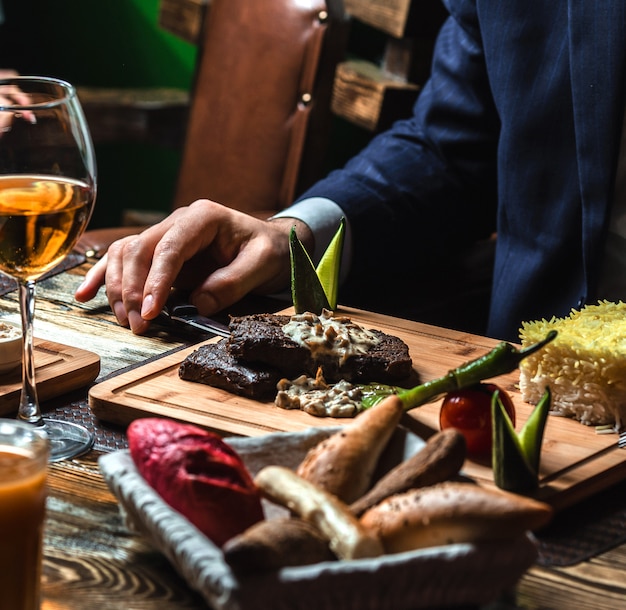 Gebakken vlees met romige champignonsaus en rijst